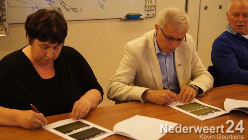 Ondertekening onderhoud voetbalveld Eindse Boys Nederweert-Eind in gemeentehuis