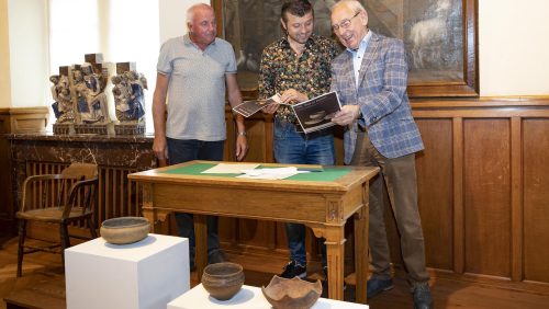 Ondertekening schekingsovereenkomst gemeente museum
Foto Jeroen Kuit