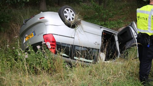 Ongeval-A2-Auto-over-de-kop-2