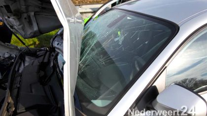 Ongeval auto achter op een vrachtwagen op A2 bij Nederweert