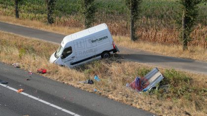 Ongeval-A2-Nederweert-bus-auto-met-aanhanger-2