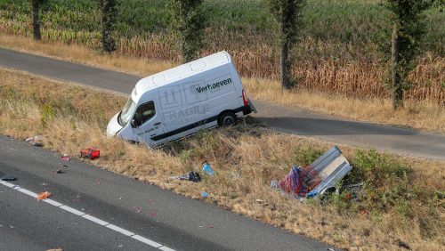 Ongeval-A2-Nederweert-bus-auto-met-aanhanger-2