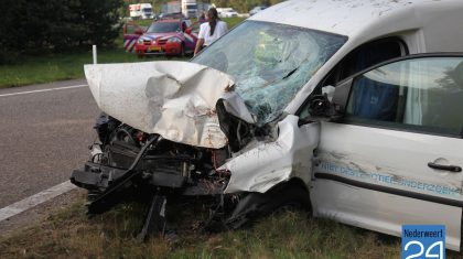 Auto vliegt uit de bocht bij afrit A2 Budel
