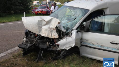 Auto vliegt uit de bocht bij afrit A2 Budel