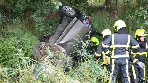 Ongeval-A2-auto-over-de-kop-6