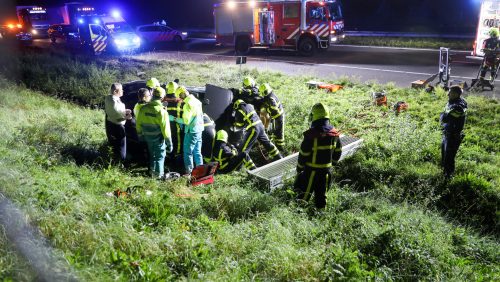 Ongeval-A2-auto-over-de-kop-Nederweert24-9