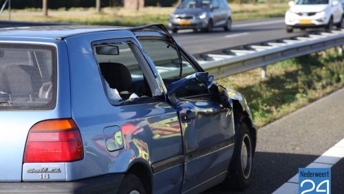 Ongeval A2 Weert-Noord, auto in de vangrail vrachtwagen
