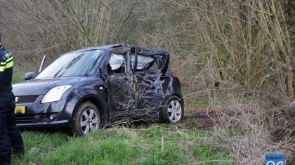 Auto tegen boom Booldersdijk Nederweert