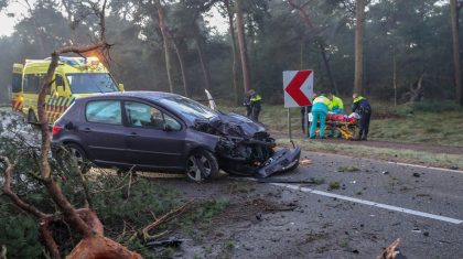 Ongeval-Geuzendijk-Weert-auto-tegen-boom-Nederweert24-4