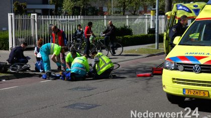 Twee fietsers zijn vanmiddag op de Gouverneurlaan in Weert tegen elkaar aangefietst. Een fietser raakte hierbij zwaargewond. Een traumahelikopter en twee ambulances kwamen hiervoor ter plaatse.