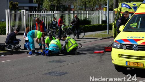 Twee fietsers zijn vanmiddag op de Gouverneurlaan in Weert tegen elkaar aangefietst. Een fietser raakte hierbij zwaargewond. Een traumahelikopter en twee ambulances kwamen hiervoor ter plaatse.