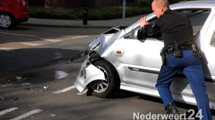 Ongeval Kapelaniestraat Nederweert twee auto's botsen opelkaar