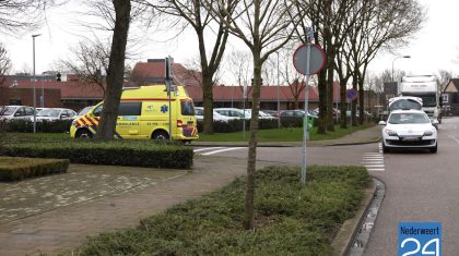 Donderdagmiddag is een fietser achter op een auto gereden die waarschijnlijk stilstond op het kruispunt Loverstraat - Paulus Holtenstraat in Nederweert.
