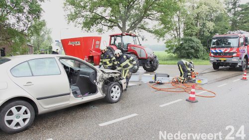 Ongeval tractor met auto op de N275 Meijel Beringen