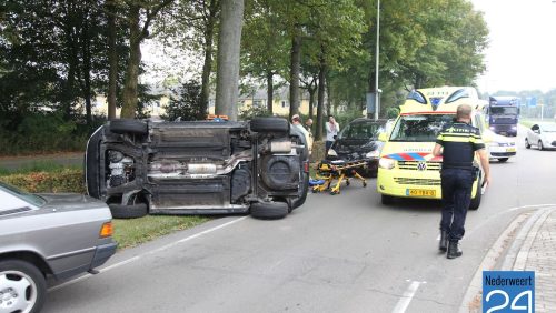 Auto op de kop Ringbaan Noord Gouverneurlaan Weert