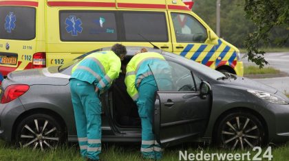 Ongeval Roermondsweg weg twee auto's op elkaar