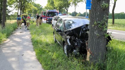 Ongeval-Roermondseweg-N280-auto-tegen-lantaarnpaal-4 Ongeval-Roermondseweg-N280-auto-tegen-lantaarnpaal-4