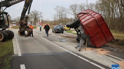 Ongeval N280 Roermondseweg aanhanger op zijkant