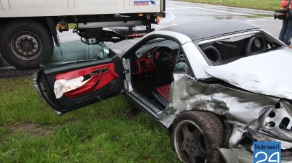 Ongeval vrachtwagen auto onder aan de afrit A2 bij Nederweert