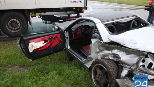 Ongeval vrachtwagen auto onder aan de afrit A2 bij Nederweert