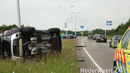 Ongeval afrit A2 bij Weert Noord, twee personenauto's