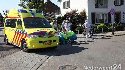 Vrijdagmorgen is op de kruising Sint Willibrordusstraat met de Schoolstraat een fietser in botsing gekomen met een auto. Hier kwam een vrouw zwaar ten val.