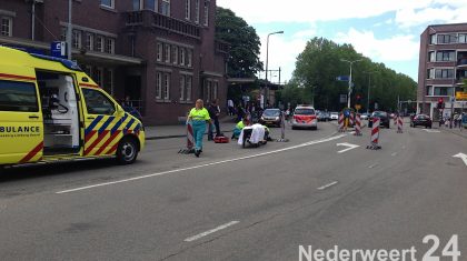 Ongeval-ongeluk-Stationsplein-Weert-fietser-geschept-door-auto-2990