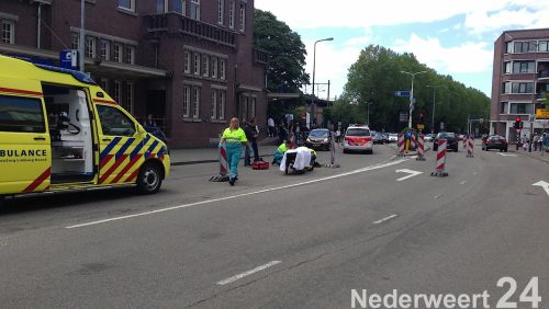 Ongeval-ongeluk-Stationsplein-Weert-fietser-geschept-door-auto-2990