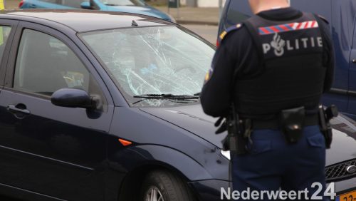 Ongeluk fietser auto op parkeerplaats Dries