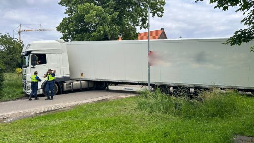 Ongeval-vrachtwagen-Rakerstraat-Laar-Weert-1-1