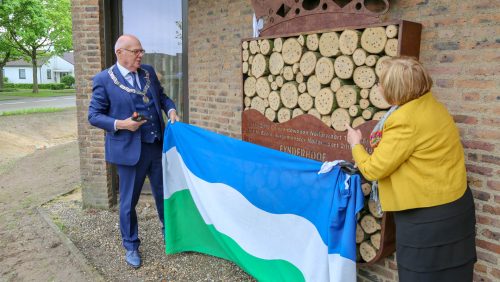 Onthulling-bijenhotel-in-vorm-van-gemeentewapen-4