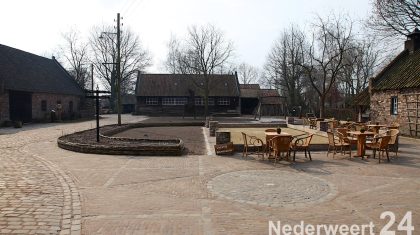 Openlucht museum Eynderhoof geopend voor seizoen 

Het openlucht museum Eynderhoof in Nederweert-Eind is vanmorgen officieel geopend voor het seizoen 2013. 

Om 10:00 uur is men na de woorddienst in de kerk van Nederweert-Eind onderbegeleiding van Schutterij St. Luci naar het openlucht museum gelopen. Daar heeft voorzitter Peter Willekens een openingstoespraak gehouden waarin hij alle vrijwilligers bedankte. Een speciaal woord van dank ging uit naar de vrijwilligers die 23 jaar geleden het initiatief hebben genomen om te starten met het Openluchtmuseum.