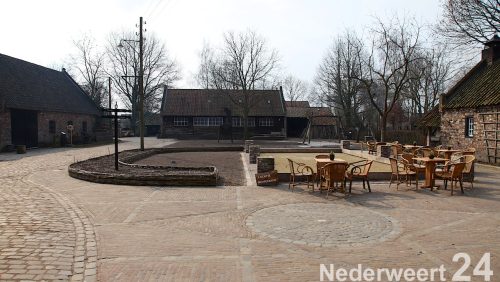 Openlucht museum Eynderhoof geopend voor seizoen 

Het openlucht museum Eynderhoof in Nederweert-Eind is vanmorgen officieel geopend voor het seizoen 2013. 

Om 10:00 uur is men na de woorddienst in de kerk van Nederweert-Eind onderbegeleiding van Schutterij St. Luci naar het openlucht museum gelopen. Daar heeft voorzitter Peter Willekens een openingstoespraak gehouden waarin hij alle vrijwilligers bedankte. Een speciaal woord van dank ging uit naar de vrijwilligers die 23 jaar geleden het initiatief hebben genomen om te starten met het Openluchtmuseum.