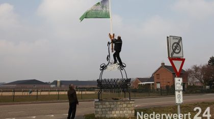 Openlucht museum Eynderhoof geopend voor seizoen 

Het openlucht museum Eynderhoof in Nederweert-Eind is vanmorgen officieel geopend voor het seizoen 2013. 

Om 10:00 uur is men na de woorddienst in de kerk van Nederweert-Eind onderbegeleiding van Schutterij St. Luci naar het openlucht museum gelopen. Daar heeft voorzitter Peter Willekens een openingstoespraak gehouden waarin hij alle vrijwilligers bedankte. Een speciaal woord van dank ging uit naar de vrijwilligers die 23 jaar geleden het initiatief hebben genomen om te starten met het Openluchtmuseum.