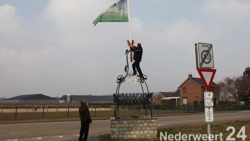 Openlucht museum Eynderhoof geopend voor seizoen 

Het openlucht museum Eynderhoof in Nederweert-Eind is vanmorgen officieel geopend voor het seizoen 2013. 

Om 10:00 uur is men na de woorddienst in de kerk van Nederweert-Eind onderbegeleiding van Schutterij St. Luci naar het openlucht museum gelopen. Daar heeft voorzitter Peter Willekens een openingstoespraak gehouden waarin hij alle vrijwilligers bedankte. Een speciaal woord van dank ging uit naar de vrijwilligers die 23 jaar geleden het initiatief hebben genomen om te starten met het Openluchtmuseum.