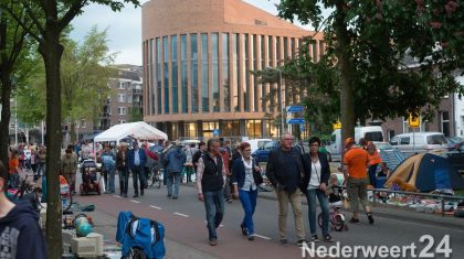 De vrijmarkt in Weert kende andere regels om de plaatsen te bezetten. Voor 20:00 uur mochten geen koopwaar worden uitgestald.