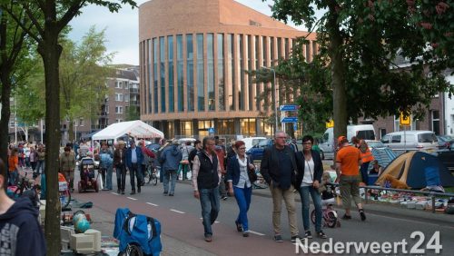 De vrijmarkt in Weert kende andere regels om de plaatsen te bezetten. Voor 20:00 uur mochten geen koopwaar worden uitgestald.