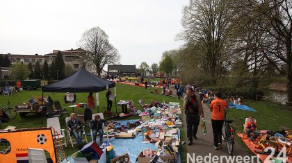 Oranjemarkt in Budschop tijdens koninginnedag op 30 april 2013