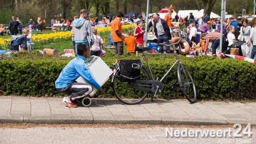 Vanmorgen vroeg waren de eerste verkopers al vroeg in het Park Rochus hof en de Julianastraat om een plekje te bemachtigen voor de jaarlijkse Oranjemarkt in Nederweert.