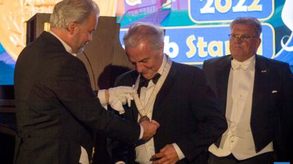 Orde-van-de-Gulden-Humor-uitgereikt-aan-Huub-Stapel-in-Weert-Johan-Horst-6