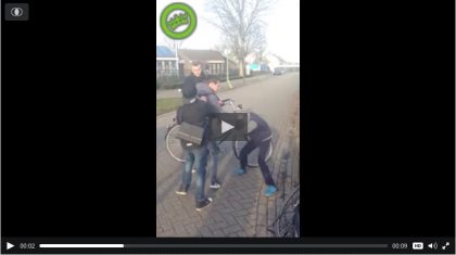 Oudere-pestkop-slaat-er-op-los