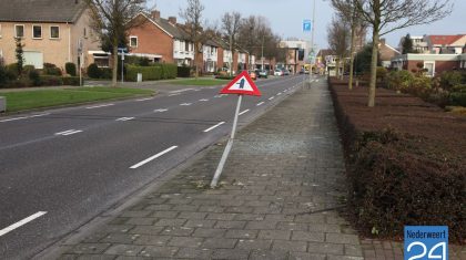 Auto rijdt paal omver in Lindenstraat Nederweert en rijdt door