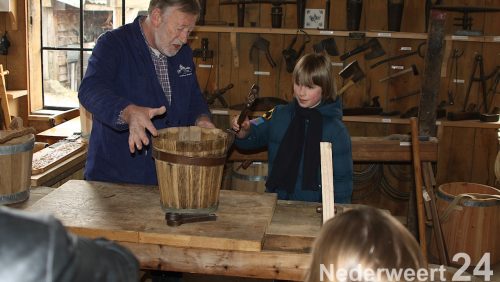 De paashaas was ook dit jaar weer gekomen in de Eynderhoof, er waren ongeveer 30 kinderen die samen met de paashaas in de tuin gingen zoeken naar eitjes.
De kinderen zochten en vonden heel snel en enthousiast heel veel eitjes, nadat alle eitjes waren gevonden ging iedereen gezamenlijk naar de Herberg.
Hier werden alle eitjes “getikt” en samen met de paashaas, vaders, moeders, opa`s en oma`s werden de eitjes opgesmikkeld.