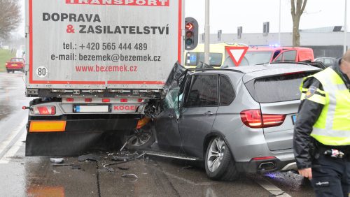 Personenauto-onder-vrachtwagen-afrit-A2-bij-Nederweert-4