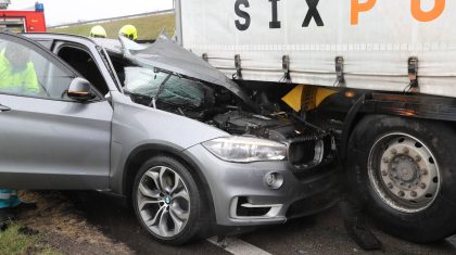 Personenauto-onder-vrachtwagen-afrit-A2-bij-Nederweert-8