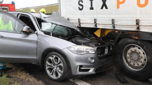 Personenauto-onder-vrachtwagen-afrit-A2-bij-Nederweert-8