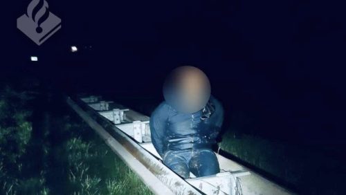 Persoon-springt-uit-rijdende-auto-op-A2-in-Weert-voor-politie