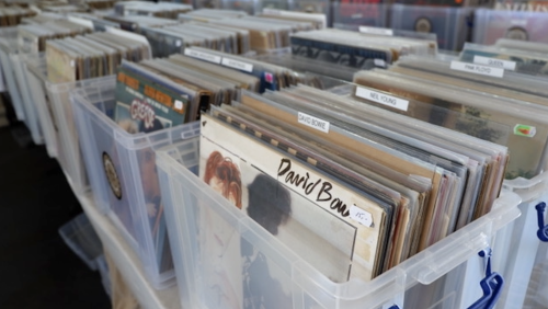 Platenbeurs in Buurtcentrum Moesel brengt Vinylliefhebbers samen