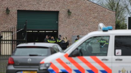 Politie-doorzoekt-panden-Roermondseweg-Weert-4