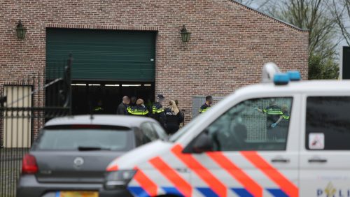 Politie-doorzoekt-panden-Roermondseweg-Weert-4